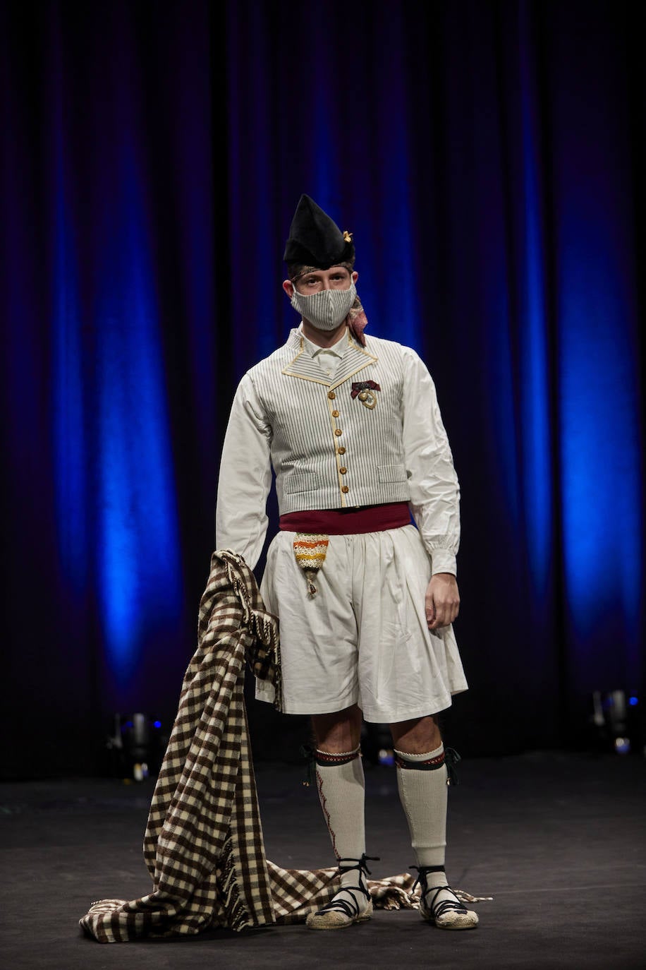 Los falleros y amantes de las tradiciones han revivido este fin de semana su pasión por la fiesta, ya que el Palacio de Congresos ha acogido la celebración del IV aniversario de la declaración de las Fallas como Patrimonio Inmaterial de la Humanidad. Este domingo, la pasarela se ha llenado de color con el Desfile de indumentaria fallera. 