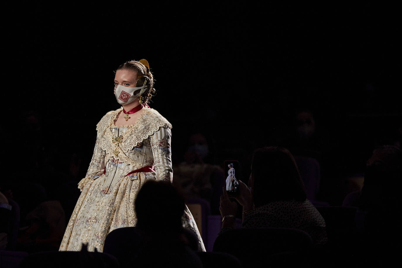 Los falleros y amantes de las tradiciones han revivido este fin de semana su pasión por la fiesta, ya que el Palacio de Congresos ha acogido la celebración del IV aniversario de la declaración de las Fallas como Patrimonio Inmaterial de la Humanidad. Este domingo, la pasarela se ha llenado de color con el Desfile de indumentaria fallera. 