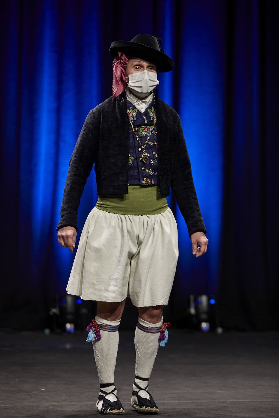 Los falleros y amantes de las tradiciones han revivido este fin de semana su pasión por la fiesta, ya que el Palacio de Congresos ha acogido la celebración del IV aniversario de la declaración de las Fallas como Patrimonio Inmaterial de la Humanidad. Este domingo, la pasarela se ha llenado de color con el Desfile de indumentaria fallera. 