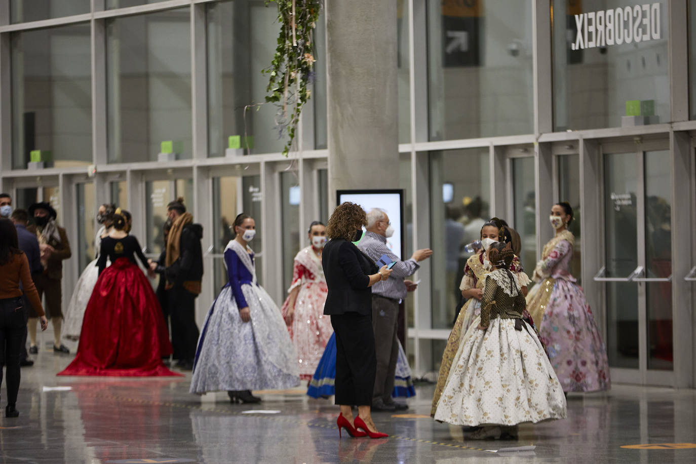 Los falleros y amantes de las tradiciones han revivido este fin de semana su pasión por la fiesta, ya que el Palacio de Congresos ha acogido la celebración del IV aniversario de la declaración de las Fallas como Patrimonio Inmaterial de la Humanidad. Este domingo, la pasarela se ha llenado de color con el Desfile de indumentaria fallera. 