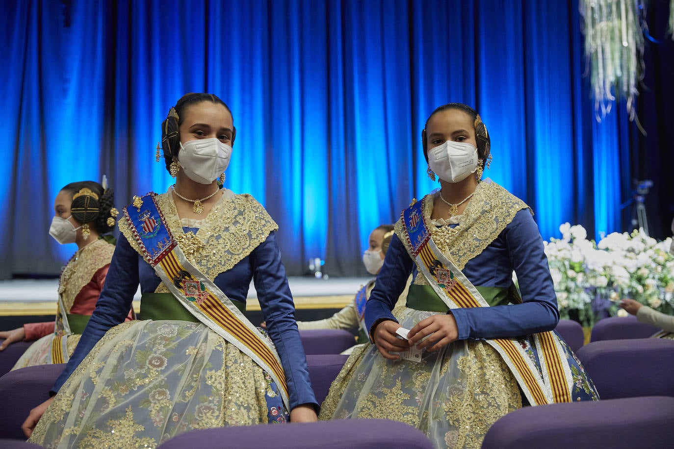 Los falleros y amantes de las tradiciones han revivido este fin de semana su pasión por la fiesta, ya que el Palacio de Congresos ha acogido la celebración del IV aniversario de la declaración de las Fallas como Patrimonio Inmaterial de la Humanidad. Este domingo, la pasarela se ha llenado de color con el Desfile de indumentaria fallera. 