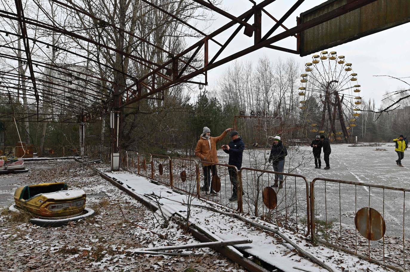 Los visitantes caminan en un parque de atracciones abandonado en la ciudad fantasma de Pripyat. 