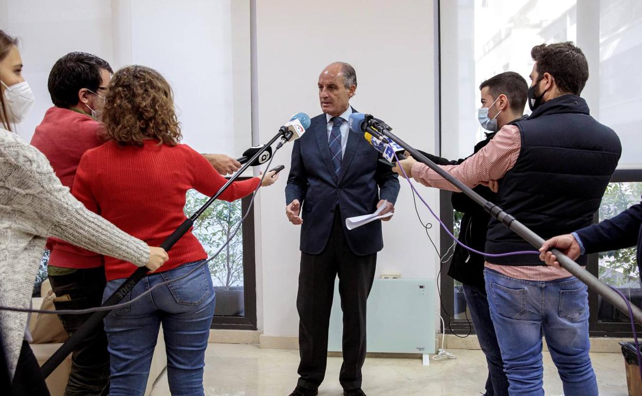 El expresidente Francisco Camps, en la rueda de prensa que ofreció en el despacho de su abogado. 