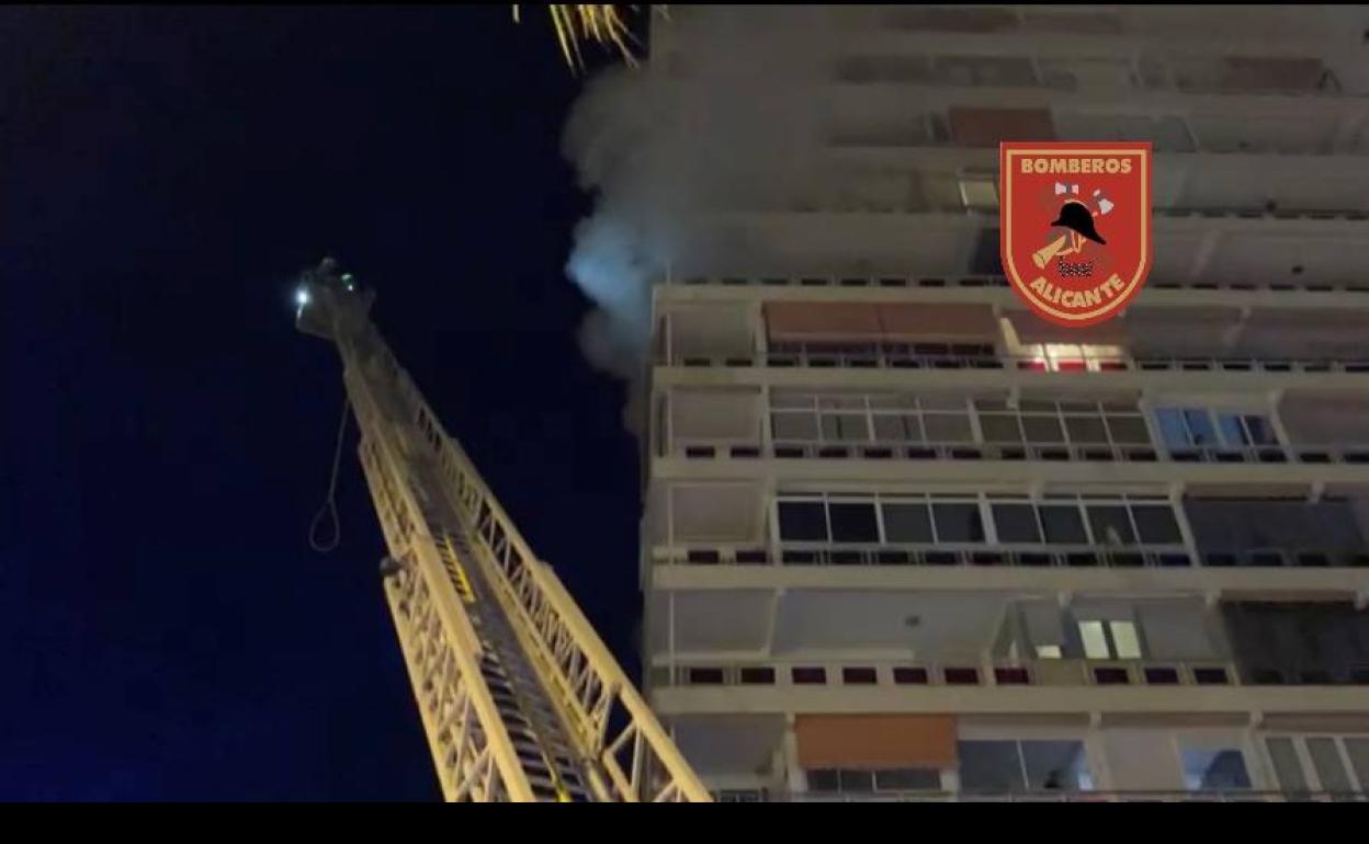 Intervención de los bomberos en el incendio de una vivienda en la calle Nasa de Alicante. 