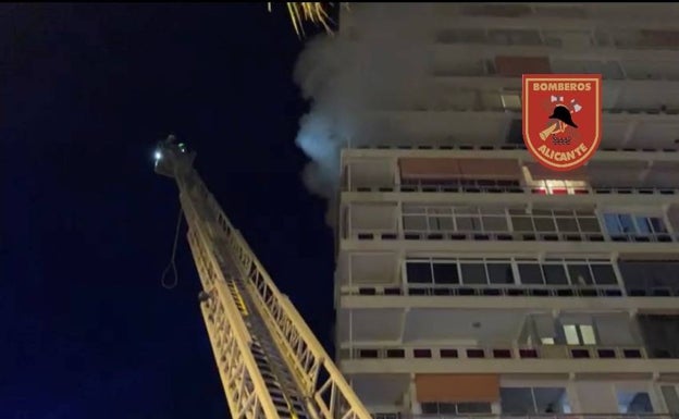 Dos mujeres resultan heridas en un virulento incendio de una vivienda en Alicante