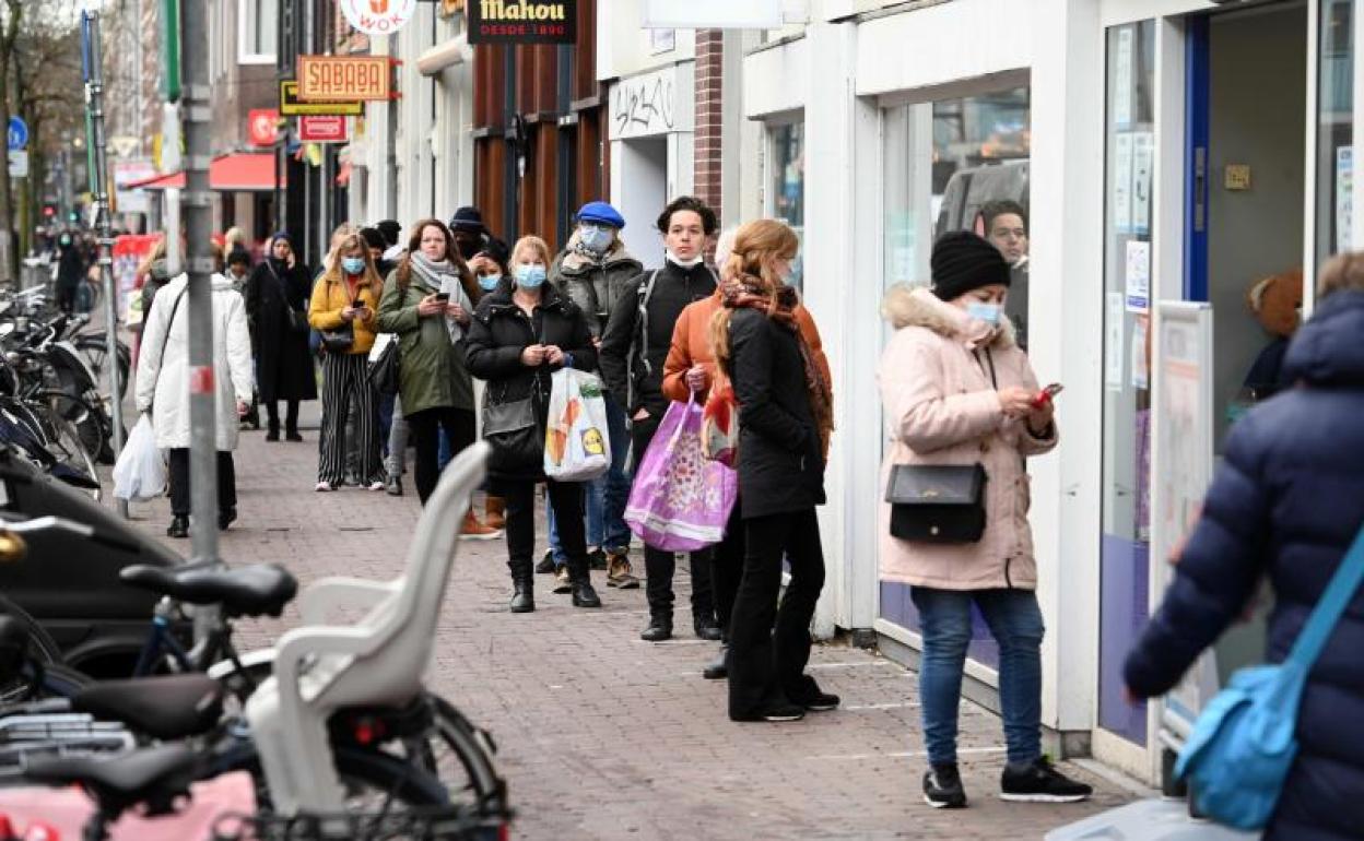 Varias persoas de compras en Amsterdam antes del endurecimiento de las restricciones.