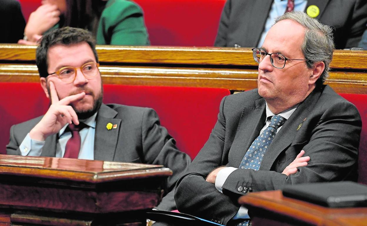 Pere Aragonés y Quim Torra, en sus escaños del Parlament. 