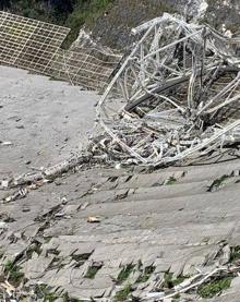 Imagen secundaria 2 - Suspendido de tres grandes torres de hormigón, el radiotelescopio se balanceó y cayó.