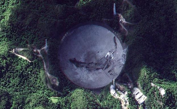 El dañado radiotelescopio de Arecibo.