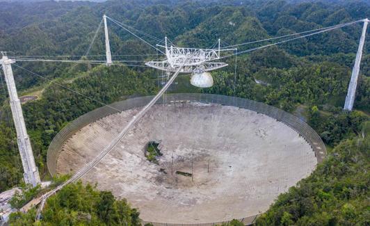 Vista aérea del Observatorio de Arecibo, previa al desplome del radiotelescopio.