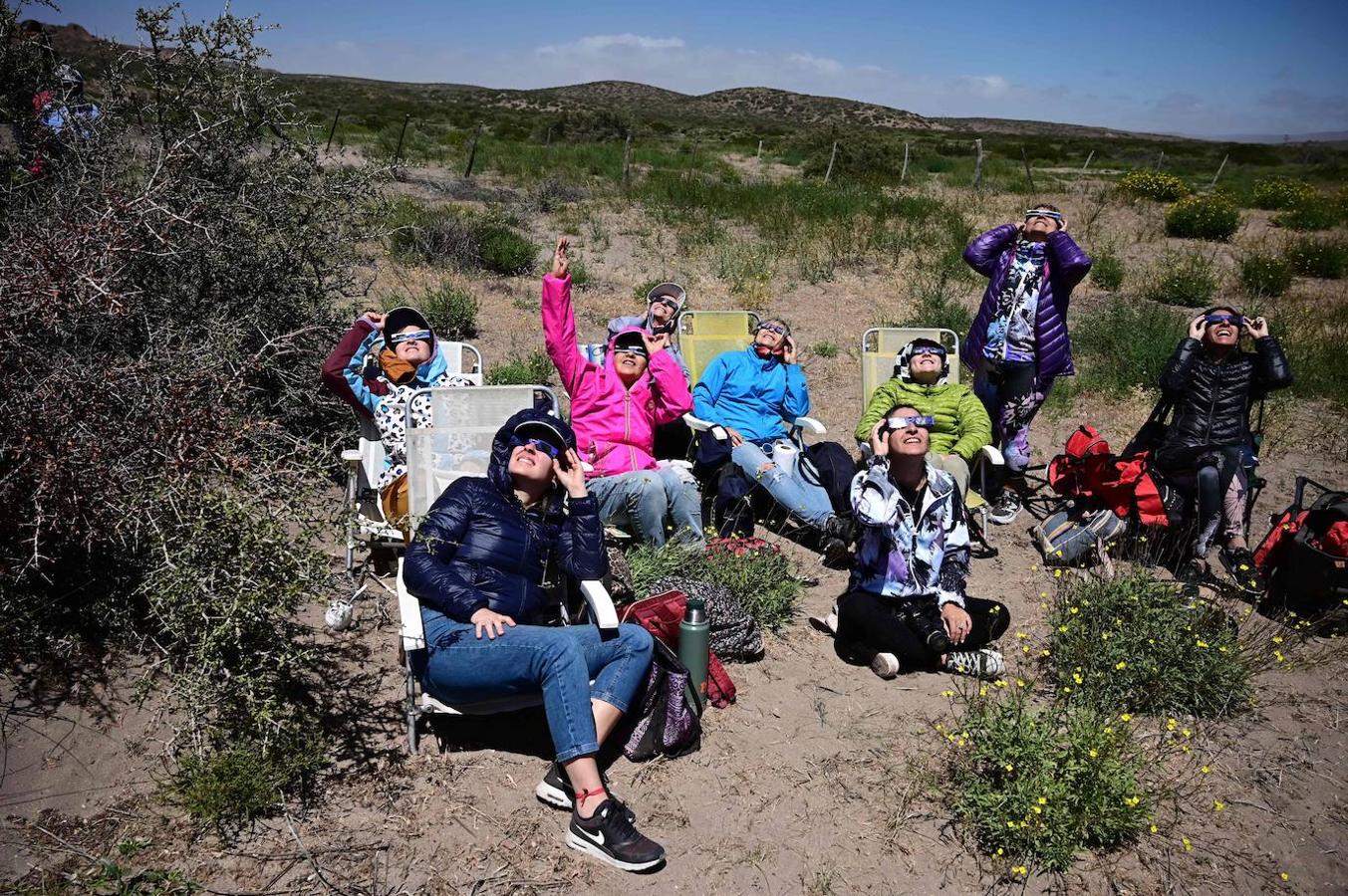 El cielo se oscureció completamente por cerca de dos minutos este lunes en el sur de Chile y Argentina tras un nuevo eclipse total de Sol que conmovió a las miles de personas que se trasladaron hasta esa zona para ver este majestuoso espectáculo natural.