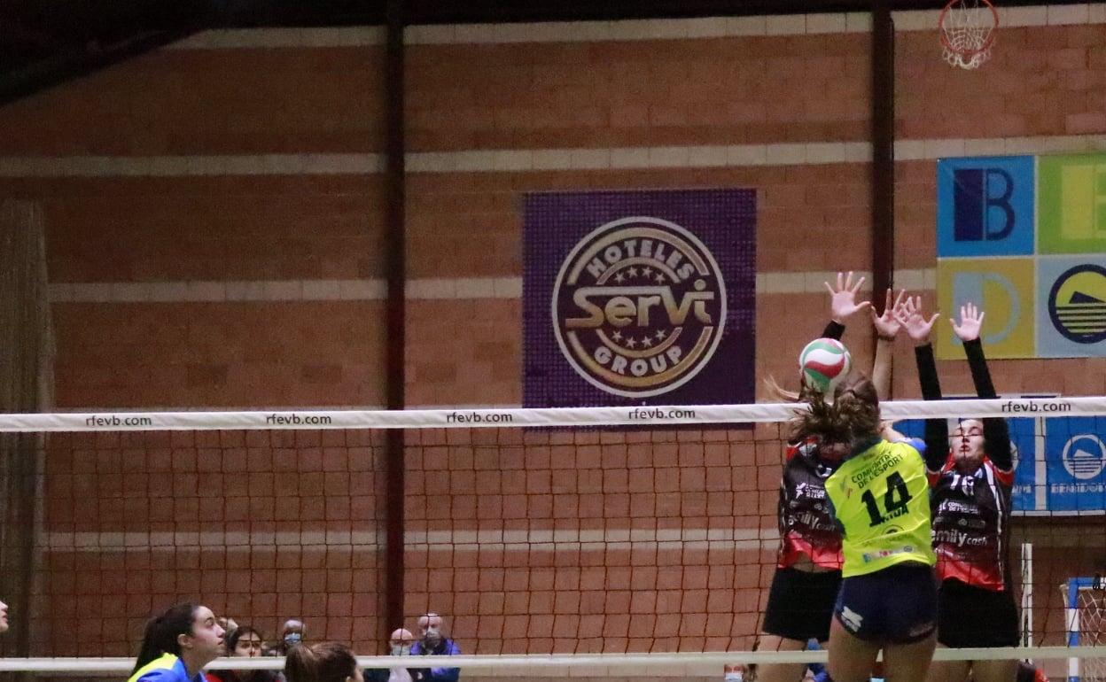 Momento del encuentro del partida del equipo femenino del Voleibol Xàtiva. 