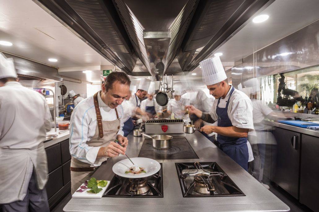 Manuel Alonso, al mando de los fogones en 'Casa Manolo', en Daimús y con una estrella Michelin