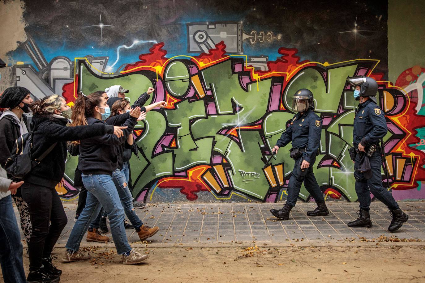 Fotos: Amplio dispositivo policial para el desalojo de un casal okupa en Benimaclet