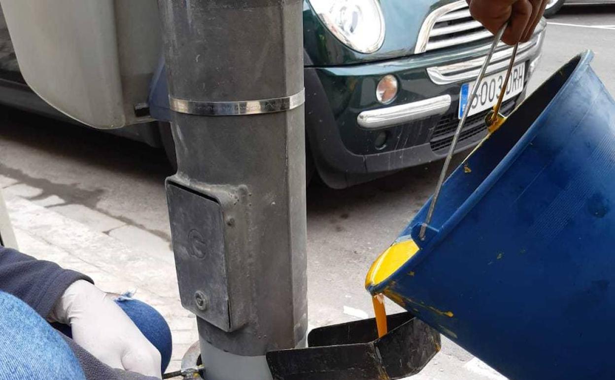 La aplicación del producto en la base de una farola. 