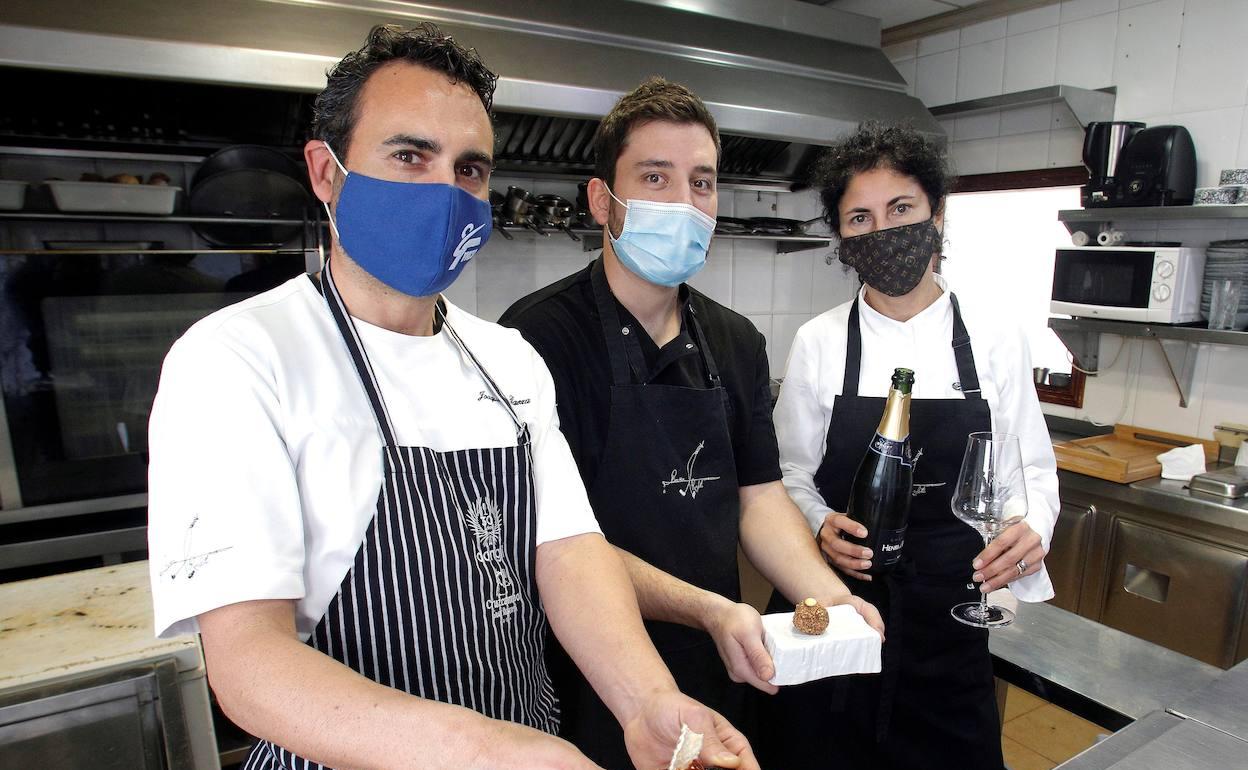 El cocinero Joaquín Baeza (i) junto a su equipo. 