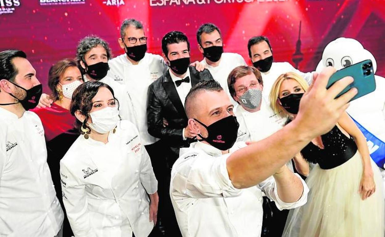 Cocineros que asistieron a la gala, con autoridades.