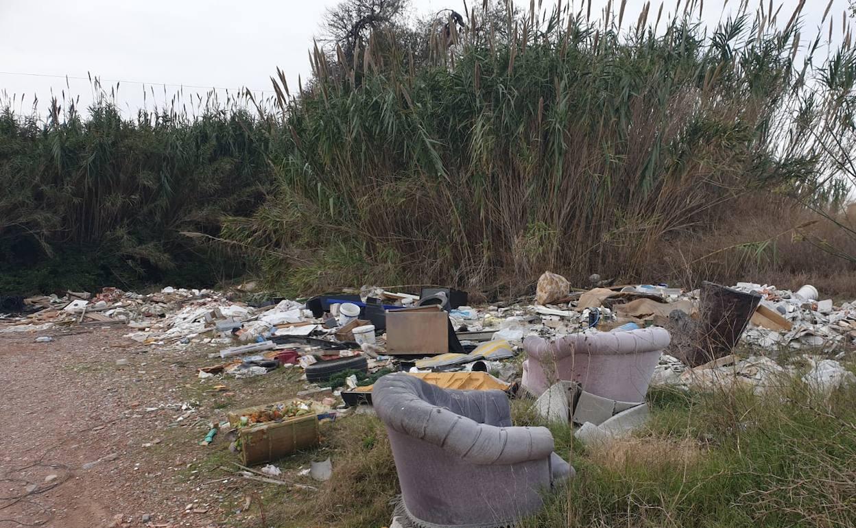 Uno de los vertederos ilegales junto al barranco, en Moncada. 