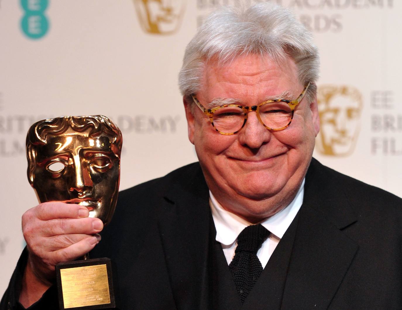 El cineasta británico Alan Parker, autor de 'El expreso de medianoche', 'Arde Mississippi' o 'Evita', falleció a los 76 años «tras una larga enfermedad», según explicó su familia. El actor sumó con sus películas 10 Oscar y 19 premios Bafta.