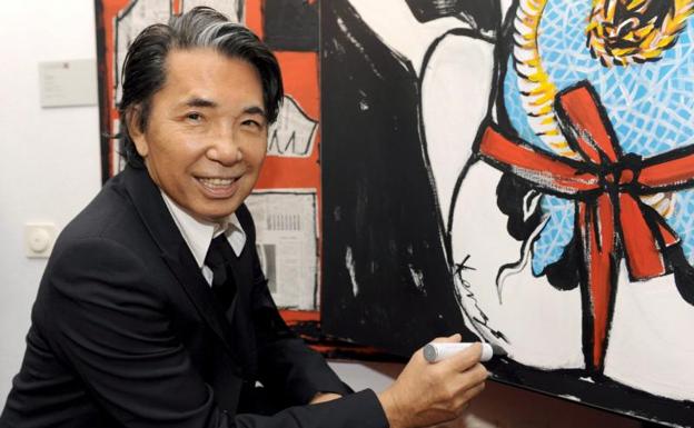 El famoso diseñador japonés Kenzo Takada falleció por coronavirus. El creativo, que lanzó su primera línea masculina en 1983 y su primer perfume en 1988, murió a los 81 años. En 1993, la firma fue adquirida por el grupo de lujo LVMH.