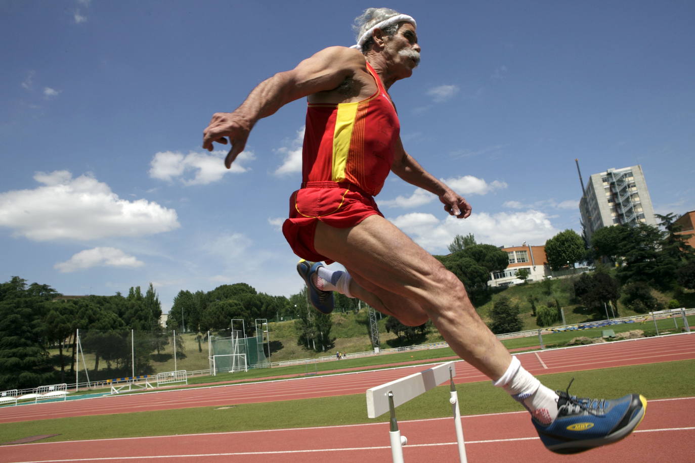 El exatleta y preparador físico de Aznar, Bernardino Lombao, falleció a los 81 años.Compitió internacionalmente en 400 metros vallas y en decatlón y militó en el Atlético de Madrid de balonmano.