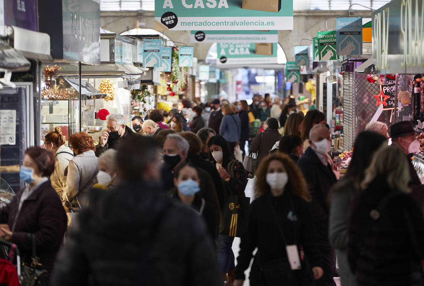 Con la Navidad a la vuelta de la esquina, los valencianos aprovechan para disfrutar del ambiente y realizar las compras en los mercados de la ciudad. La celebración de las fiestas navideñas este año será atípicas y con restricciones por la pandemia del coronavirus. En imagen, el Mercado Central de Valencia este martes.