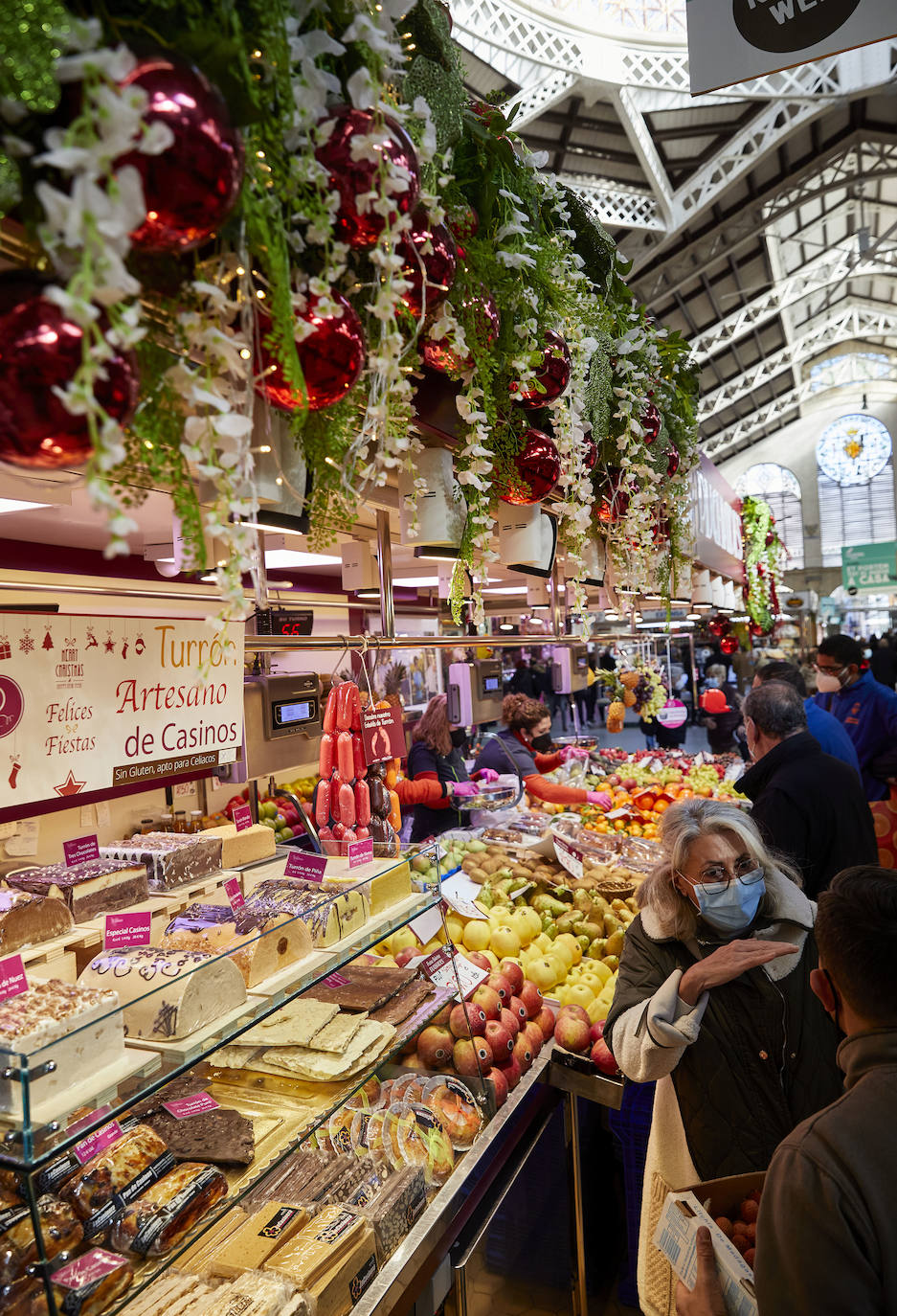 Con la Navidad a la vuelta de la esquina, los valencianos aprovechan para disfrutar del ambiente y realizar las compras en los mercados de la ciudad. La celebración de las fiestas navideñas este año será atípicas y con restricciones por la pandemia del coronavirus. En imagen, el Mercado Central de Valencia este martes.