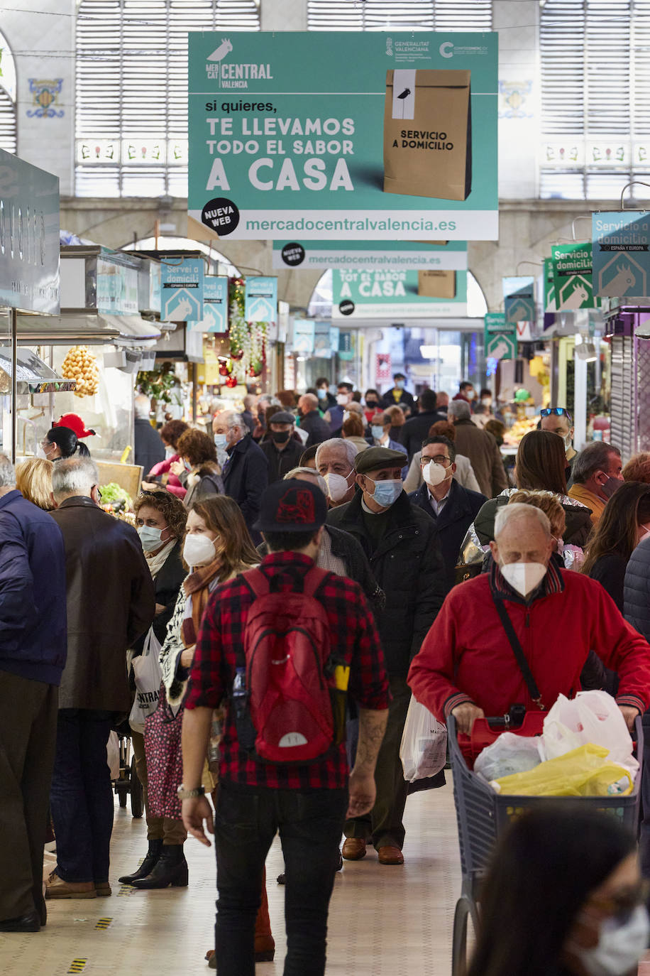 Con la Navidad a la vuelta de la esquina, los valencianos aprovechan para disfrutar del ambiente y realizar las compras en los mercados de la ciudad. La celebración de las fiestas navideñas este año será atípicas y con restricciones por la pandemia del coronavirus. En imagen, el Mercado Central de Valencia este martes.