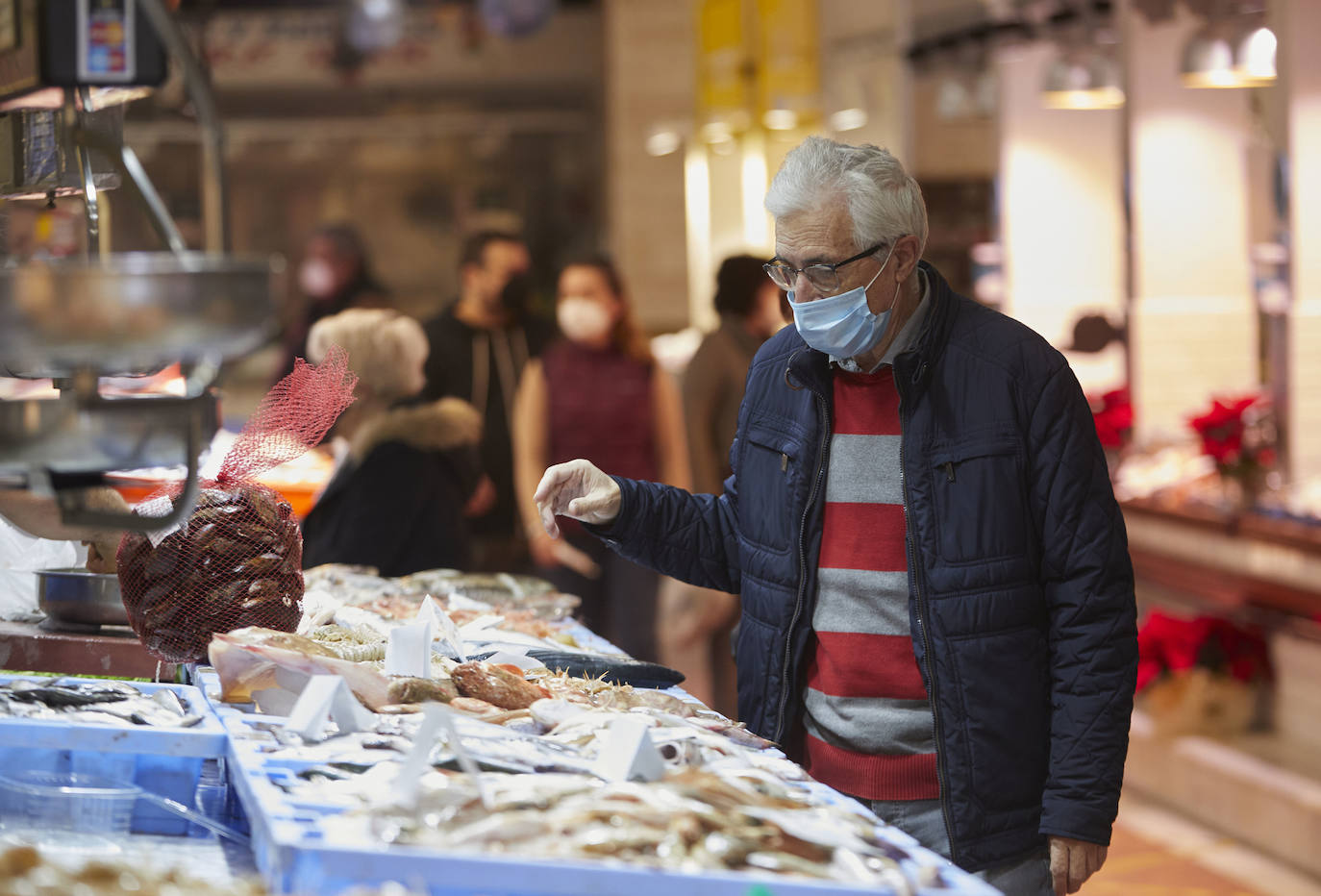 Con la Navidad a la vuelta de la esquina, los valencianos aprovechan para disfrutar del ambiente y realizar las compras en los mercados de la ciudad. La celebración de las fiestas navideñas este año será atípicas y con restricciones por la pandemia del coronavirus. En imagen, el Mercado del Cabaynal este martes.