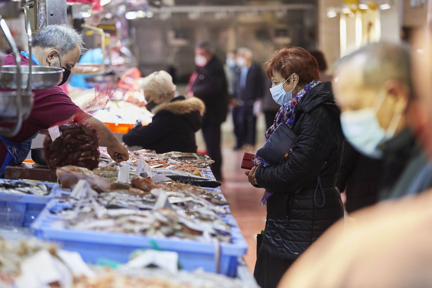 Con la Navidad a la vuelta de la esquina, los valencianos aprovechan para disfrutar del ambiente y realizar las compras en los mercados de la ciudad. La celebración de las fiestas navideñas este año será atípicas y con restricciones por la pandemia del coronavirus. En imagen, el Mercado del Cabaynal este martes.