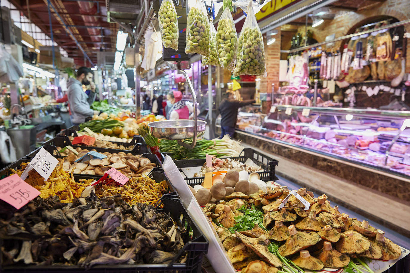 Con la Navidad a la vuelta de la esquina, los valencianos aprovechan para disfrutar del ambiente y realizar las compras en los mercados de la ciudad. La celebración de las fiestas navideñas este año será atípicas y con restricciones por la pandemia del coronavirus. En imagen, el Mercado del Cabaynal este martes.