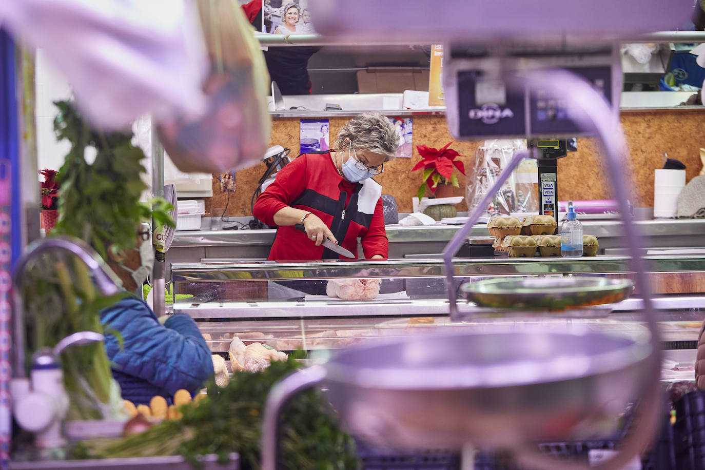 Con la Navidad a la vuelta de la esquina, los valencianos aprovechan para disfrutar del ambiente y realizar las compras en los mercados de la ciudad. La celebración de las fiestas navideñas este año será atípicas y con restricciones por la pandemia del coronavirus. En imagen, el Mercado del Cabaynal este martes.