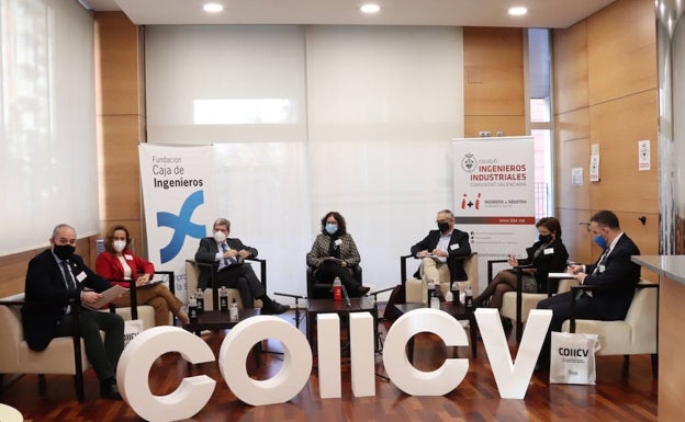 Los participantes en la mesa redonda del COIICV. 