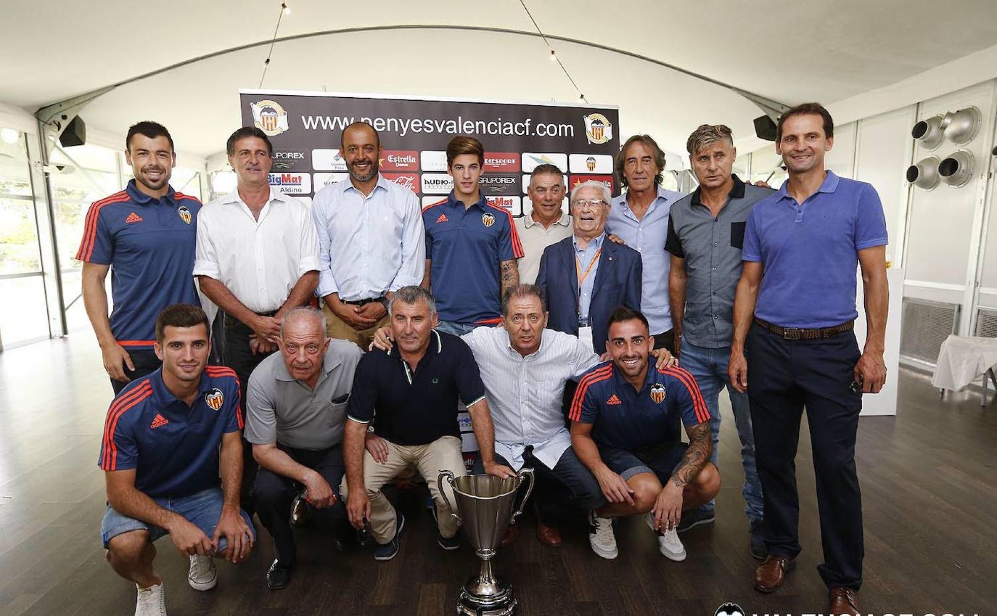 Los héroes de la Supercopa de Europa de 1980 posan en un homenaje realizado en 2015. 