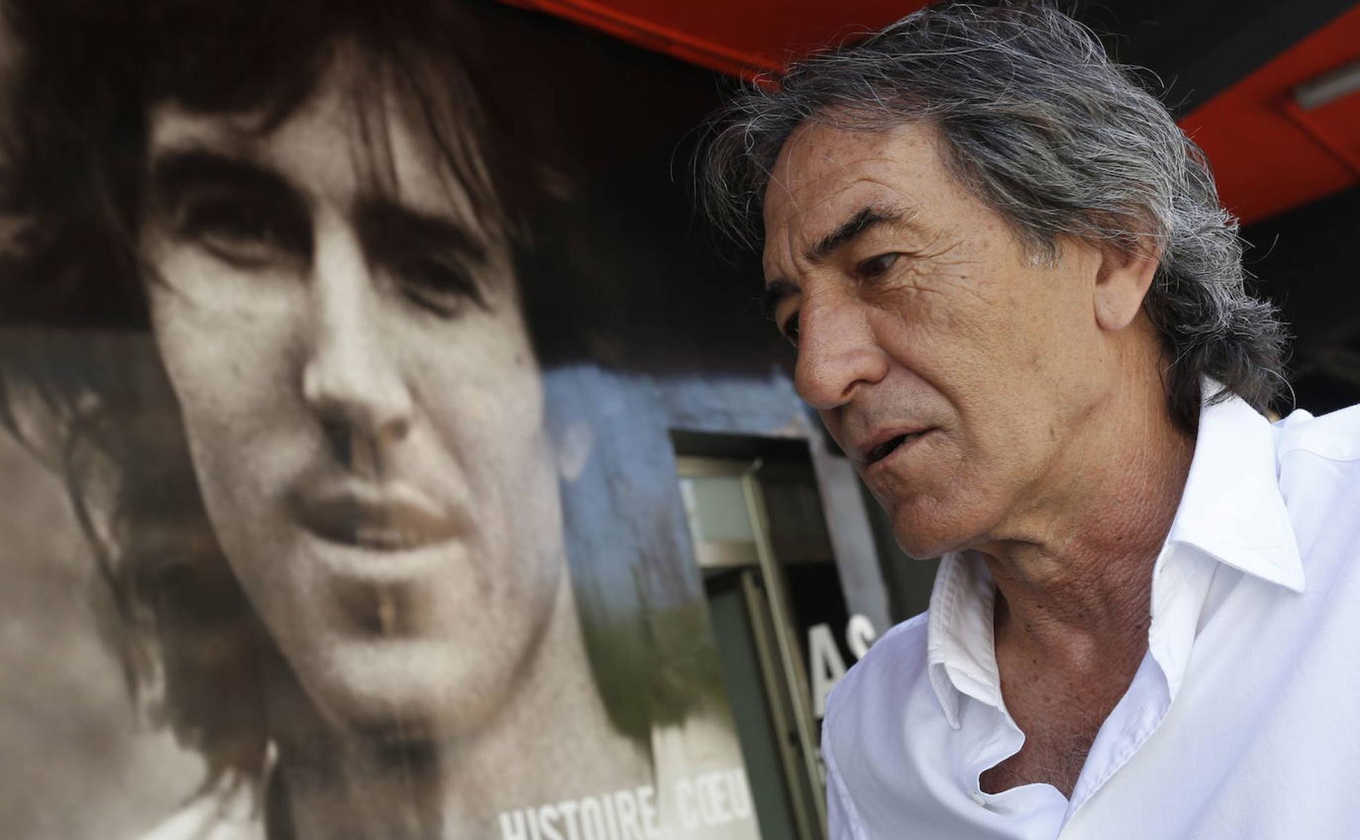 Ricardo Arias, junto a su lona en Mestalla. 