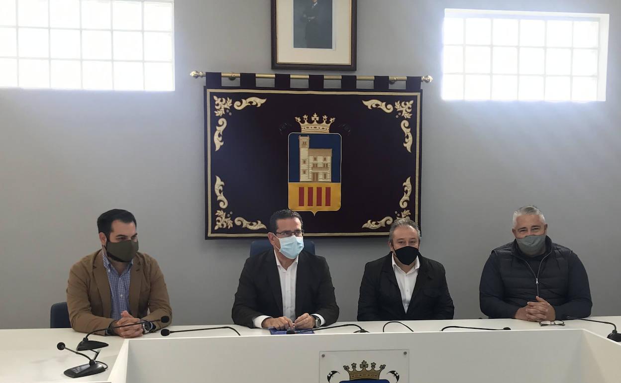 El diputado en Les Corts, Jorge Bellver, con Modesto Martínez,  Pedro Cuesta y el alcalde de Emperador, Alberto Bayarri. 