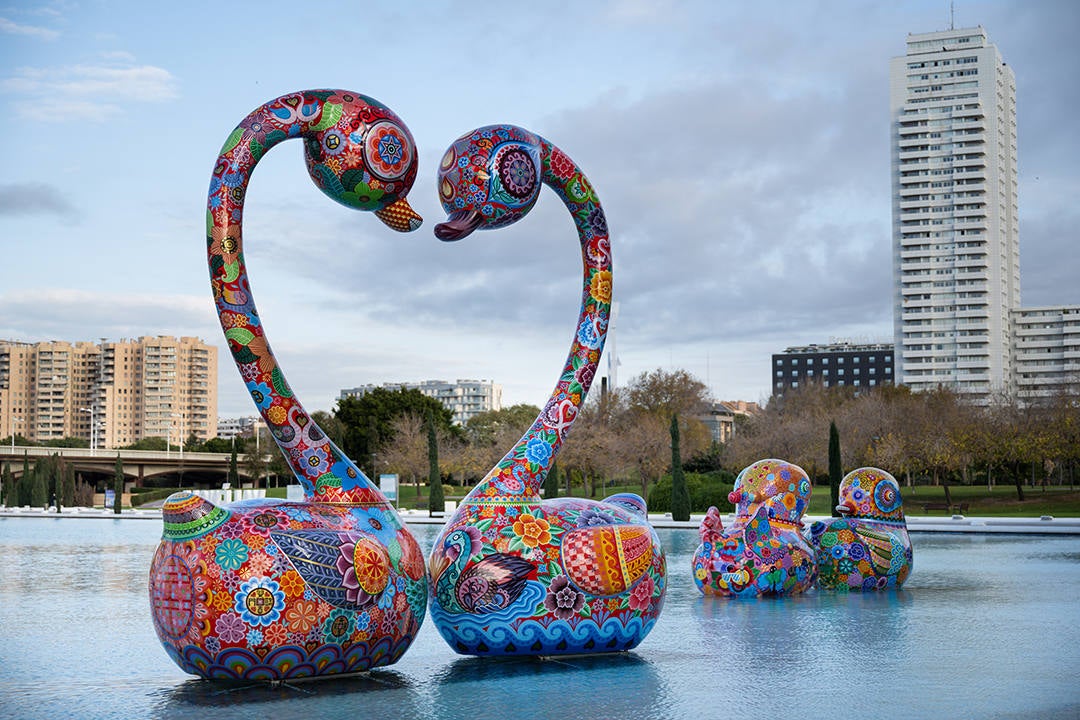 El artista exhibe su obra en la Ciudad de las Artes y las Ciencias en una exposición gratutita que se podrá contemplar hasta el 21 de febrero. Hung Yi es un escultor nacido en Taiwán en 1970 y cuya obra se ha exhibido en multitud de museos y galerías de arte en todo el mundo. Esta galaxia que llega ahora a Valencia está habitada por un sinfin de animales, todos ellos con una percepción colorista y con una visión muy oriental 