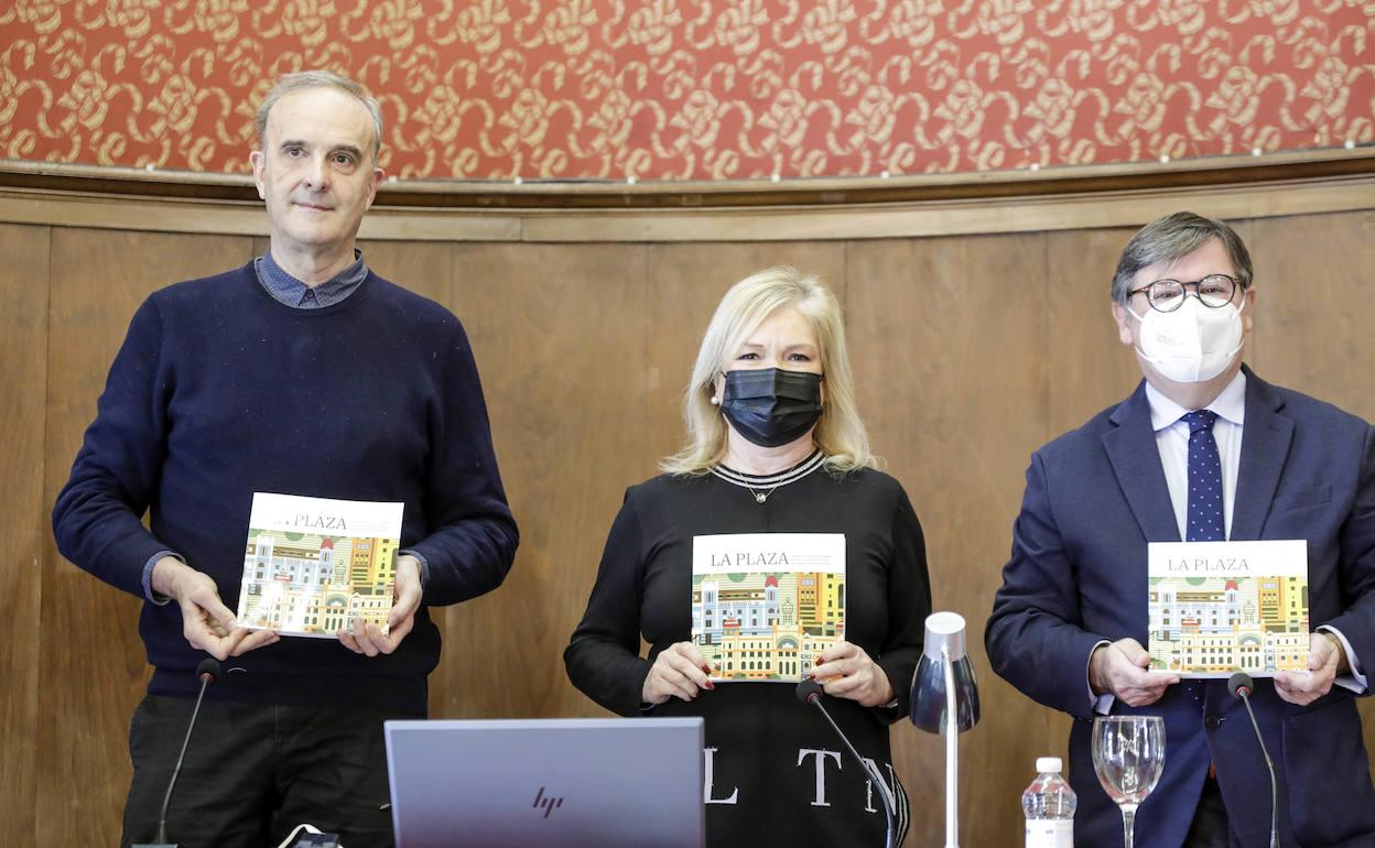 Daniel Benito, Carmen De Rosa y Andrés Goerlich, en la presentación del libro sobre la plaza del Ayuntamiento. 