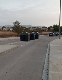 Imagen secundaria 2 - Los vecinos usan el coche para tirar la basura en los contenedores ubicados en lugares inusuales. 