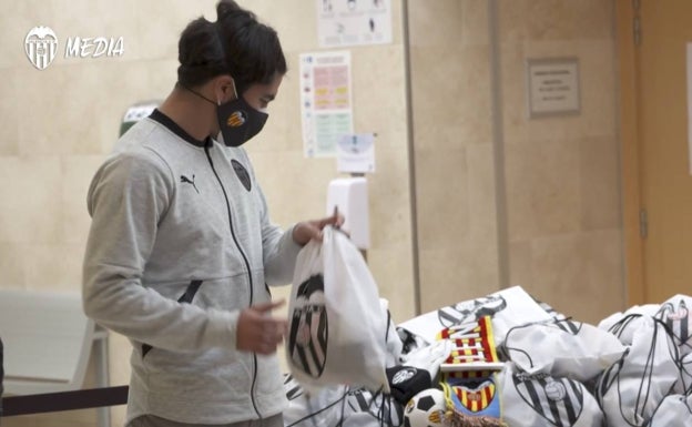 Carlos Soler, con algunos regalos. 