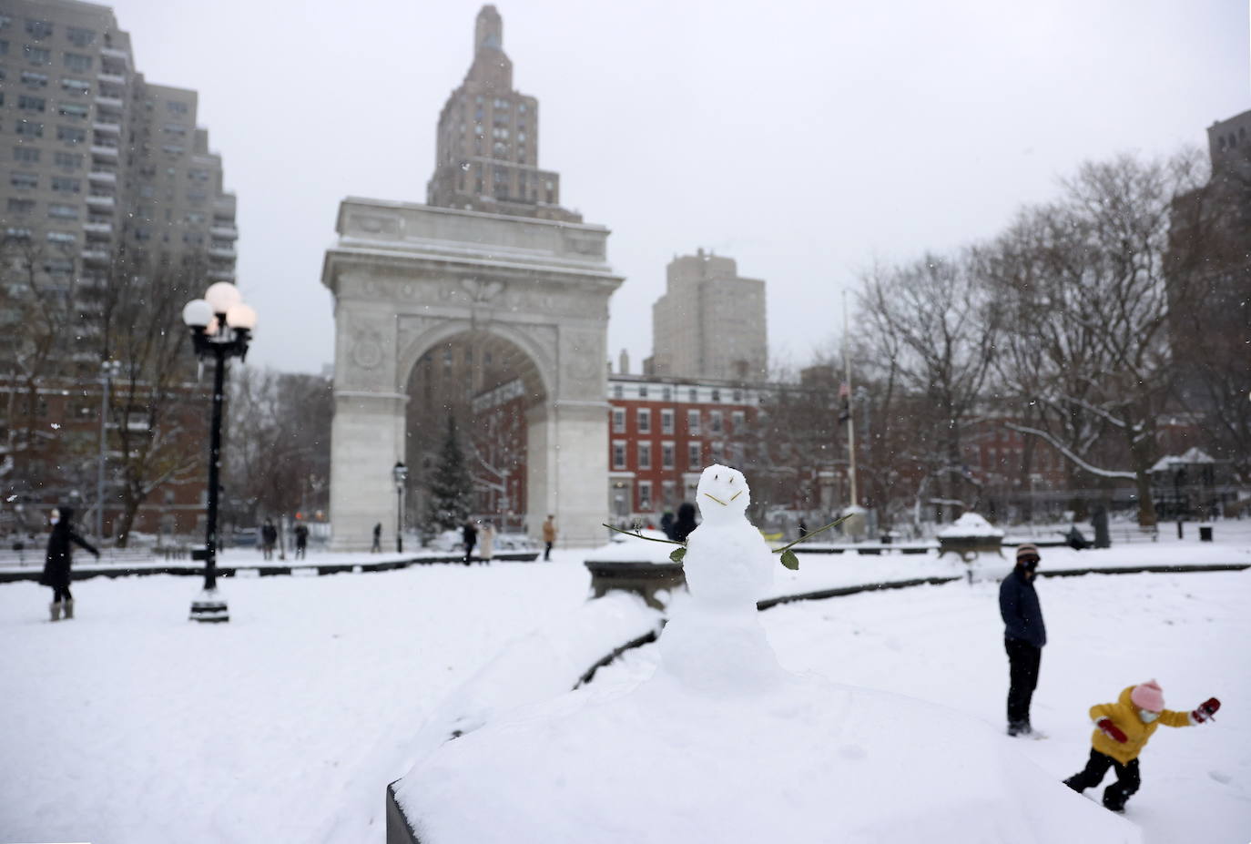 Nueva York amaneció este jueves con la mayor acumulación de nieve registrada en varios años como consecuencia de un temporal que golpea con fuerza gran parte de la costa este de Estados Unidos. En la Gran Manzana cayeron alrededor de 25 centímetros de nieve, más que en todo el invierno pasado. 