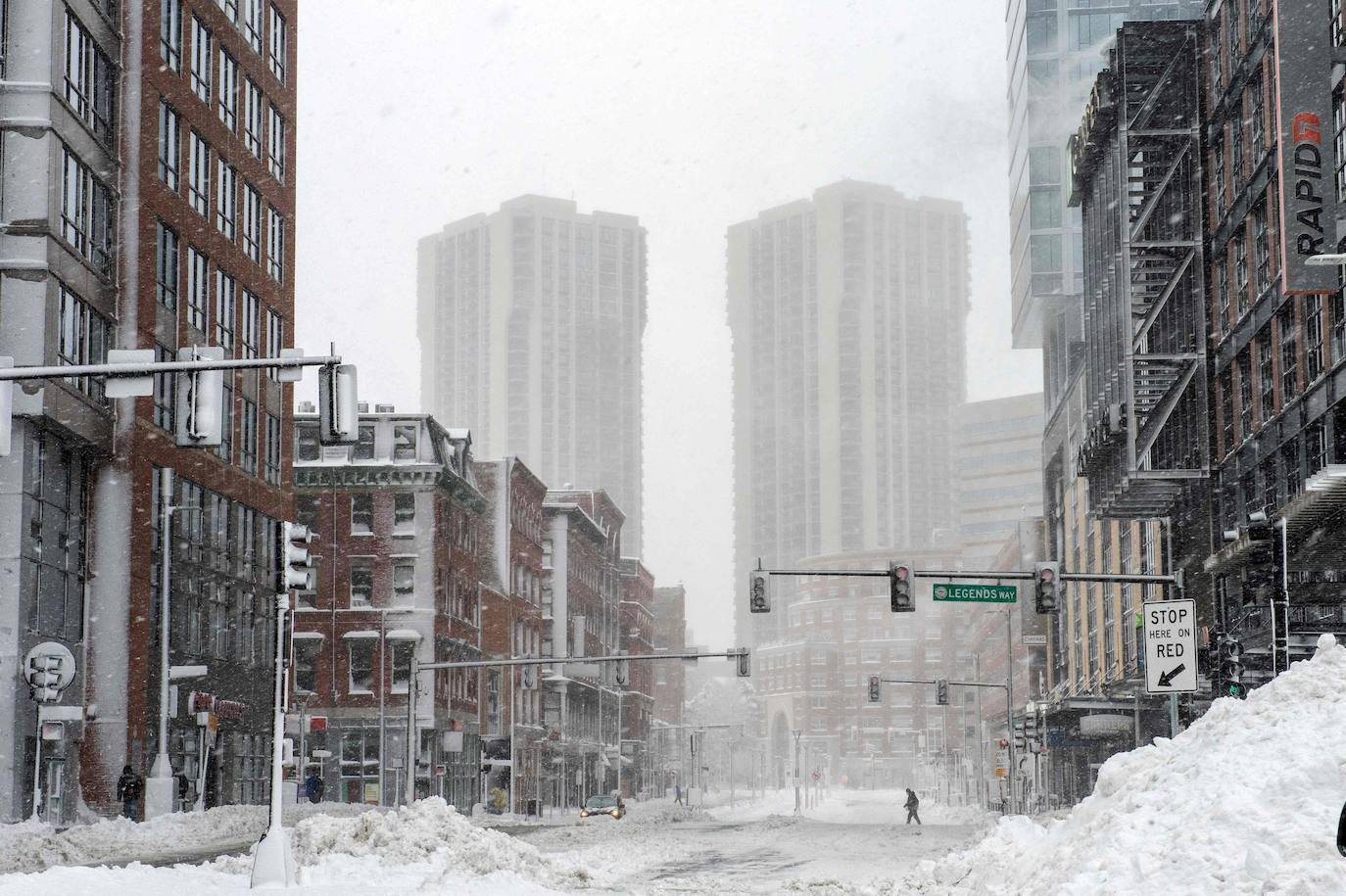 Nueva York amaneció este jueves con la mayor acumulación de nieve registrada en varios años como consecuencia de un temporal que golpea con fuerza gran parte de la costa este de Estados Unidos. En la Gran Manzana cayeron alrededor de 25 centímetros de nieve, más que en todo el invierno pasado. 