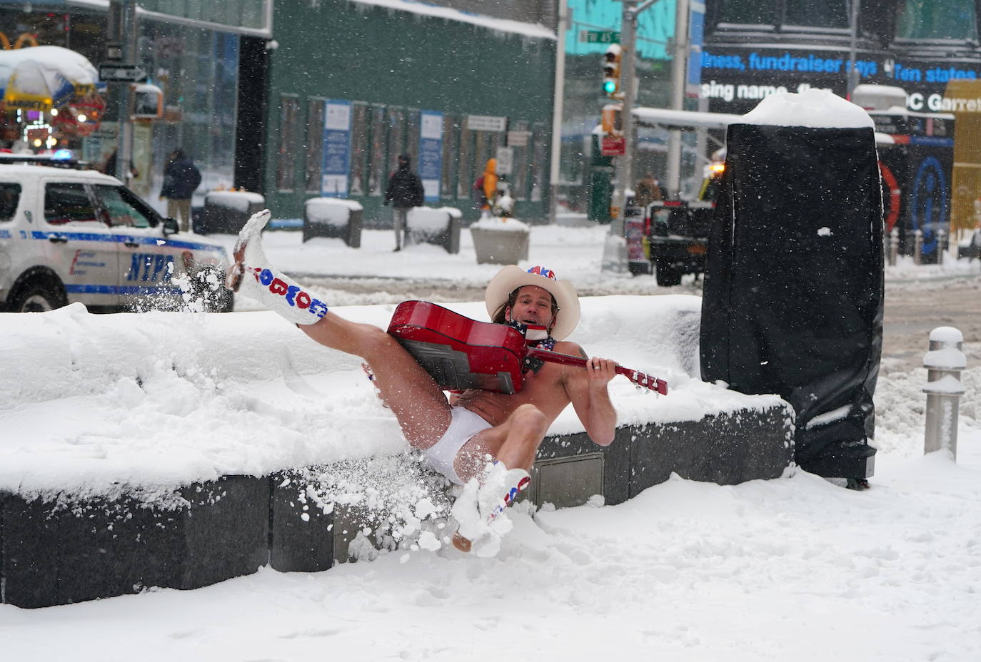 Nueva York amaneció este jueves con la mayor acumulación de nieve registrada en varios años como consecuencia de un temporal que golpea con fuerza gran parte de la costa este de Estados Unidos. En la Gran Manzana cayeron alrededor de 25 centímetros de nieve, más que en todo el invierno pasado. 