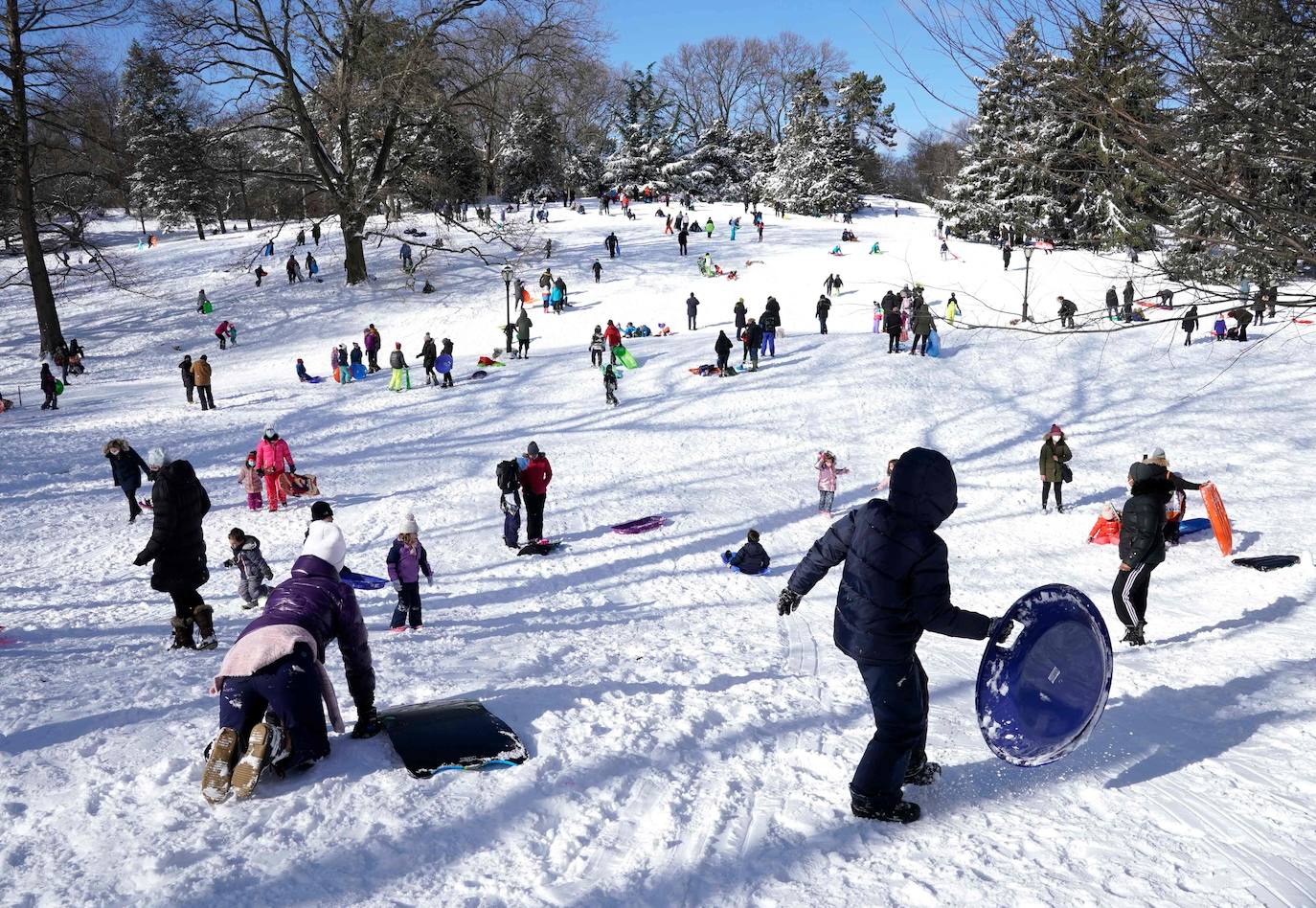 Nueva York amaneció este jueves con la mayor acumulación de nieve registrada en varios años como consecuencia de un temporal que golpea con fuerza gran parte de la costa este de Estados Unidos. En la Gran Manzana cayeron alrededor de 25 centímetros de nieve, más que en todo el invierno pasado. 