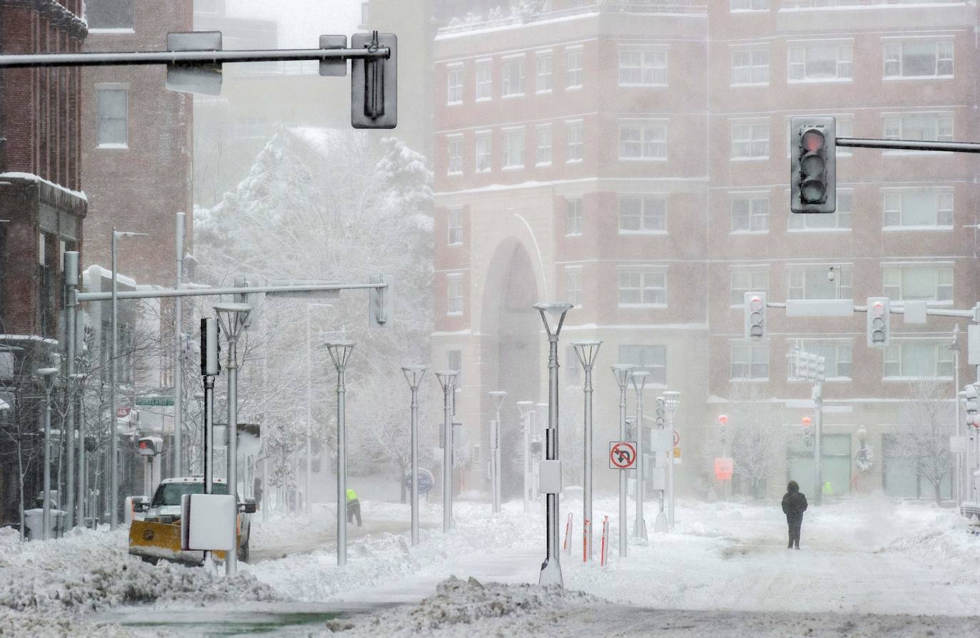 Nueva York amaneció este jueves con la mayor acumulación de nieve registrada en varios años como consecuencia de un temporal que golpea con fuerza gran parte de la costa este de Estados Unidos. En la Gran Manzana cayeron alrededor de 25 centímetros de nieve, más que en todo el invierno pasado. 