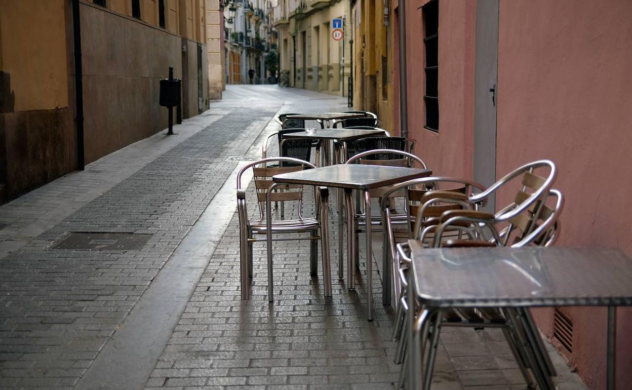 Mesas vacías en una terraza de Valencia. 