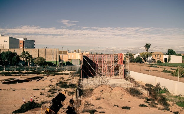 Imagen principal - Las obras abandonadas en el recinto escolar. 