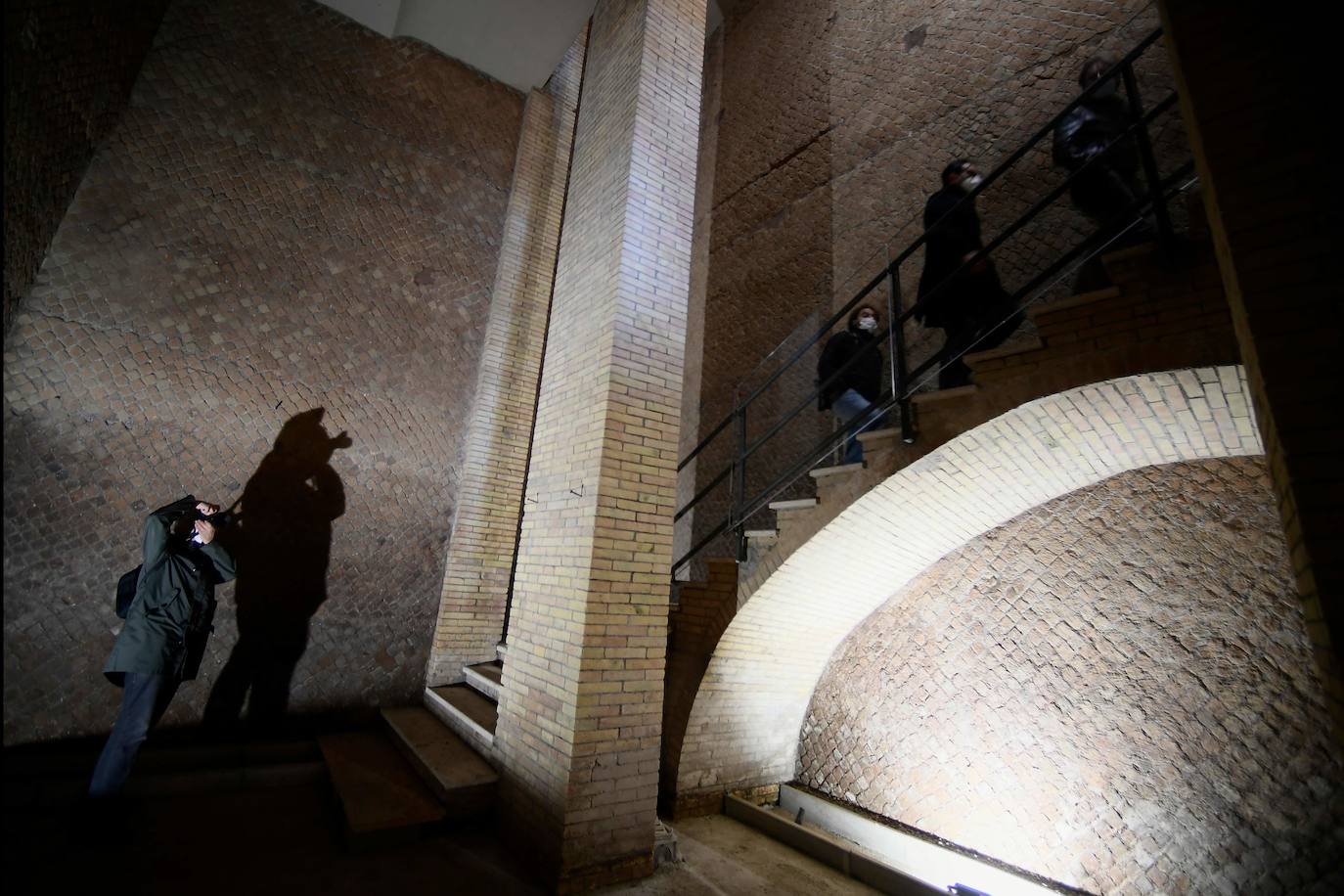 El ayuntamiento romano prevé rehabilitar con jardines y un nuevo diseño urbanístico todo el área que rodea al monumento y exponer los restos hallados, incluso se baraja permitir el acceso a una cavidad con ábsides localizada en el lugar. La restauración costó 4,2 millones de euros, mientras que la de toda la plaza se estima en unos ocho millones, y salvo imprevistos se pretende concluir toda la obra a finales de 2023, avanzó hoy la superintendente cultural de Roma, Maria Vittoria Marini Clarelli.