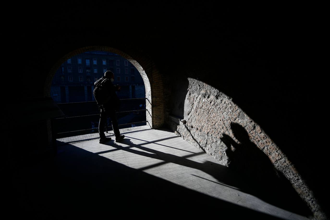 El edificio no es un monumento cualquiera, sino que se trata de la primera tumba dinástica de aquella Roma que en el año 27 a.C dejaba atrás el sistema republicano para ser regida por emperadores. Pero su relevancia no solo es arqueológica sino también política, clave para entender el asentamiento de la dinastía Julio-Claudia. Augusto accedió al poder al ganar cinco guerras contra quienes se lo disputaban, la última y más decisiva la batalla naval de Accio, frente a las costas helenas, contra Marco Antonio y Cleopatra.