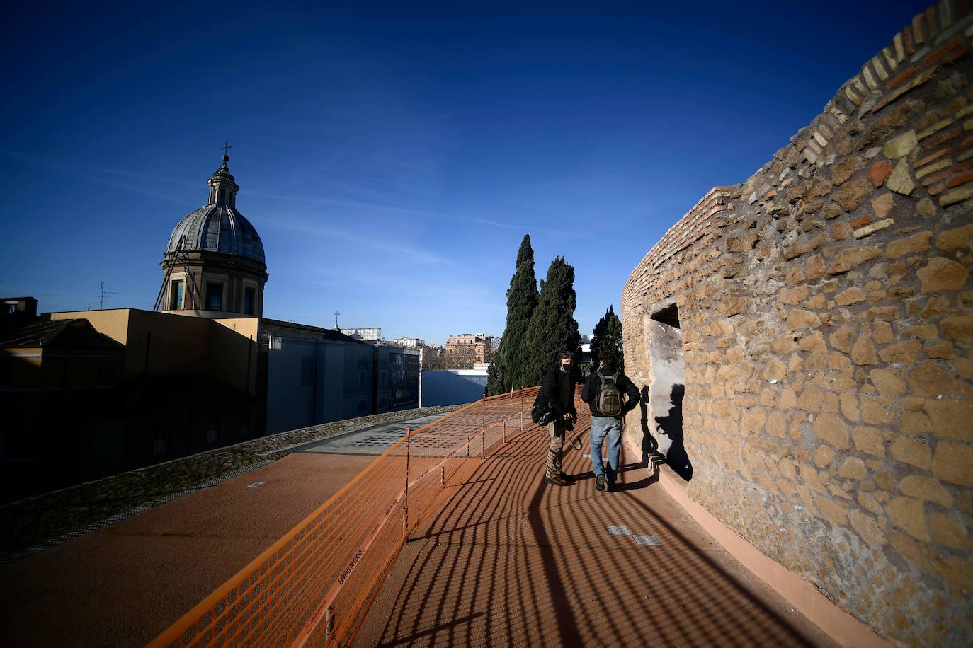 El mausoleo, durante décadas abandonado, escondido en pleno centro histórico entre la maleza, ha sido rehabilitado desde 2017 gracias a la colaboración entre el sector público y la telefónica TIM. Las obras han hecho posible que este valioso yacimiento pueda ser visitado a partir del próximo 1 de marzo y las reservas arrancarán ya el lunes. Hasta hace catorce años solo se permitían algunas visitas de pequeños grupos pero desde entonces permanecía cerrado.